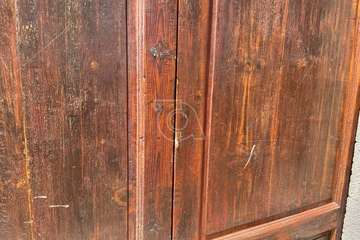 Un joven con capucha intenta forzar sin éxito la puerta del templo y varios negocios de Los Llanos de Telde/TA.